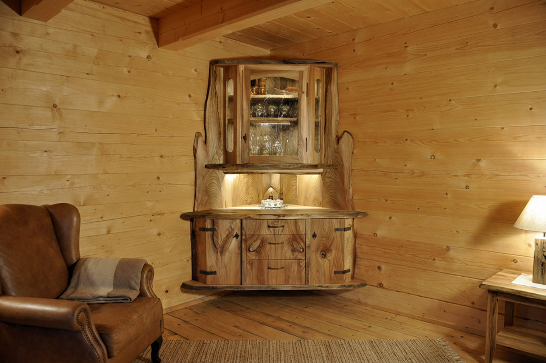 Eckschrank aus Ulmenholz